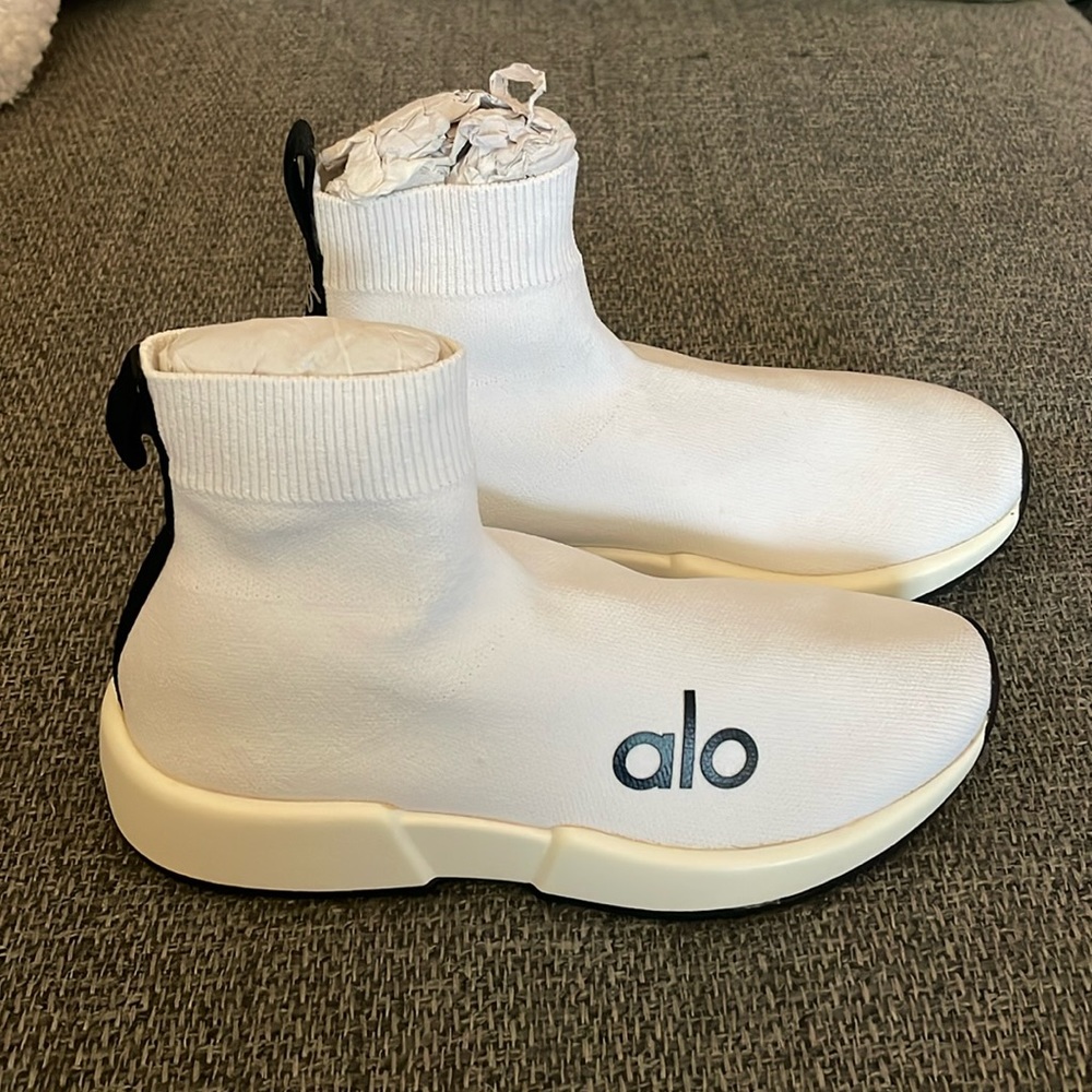 NWOT Alo Velocity Knit Sneakers - size 5